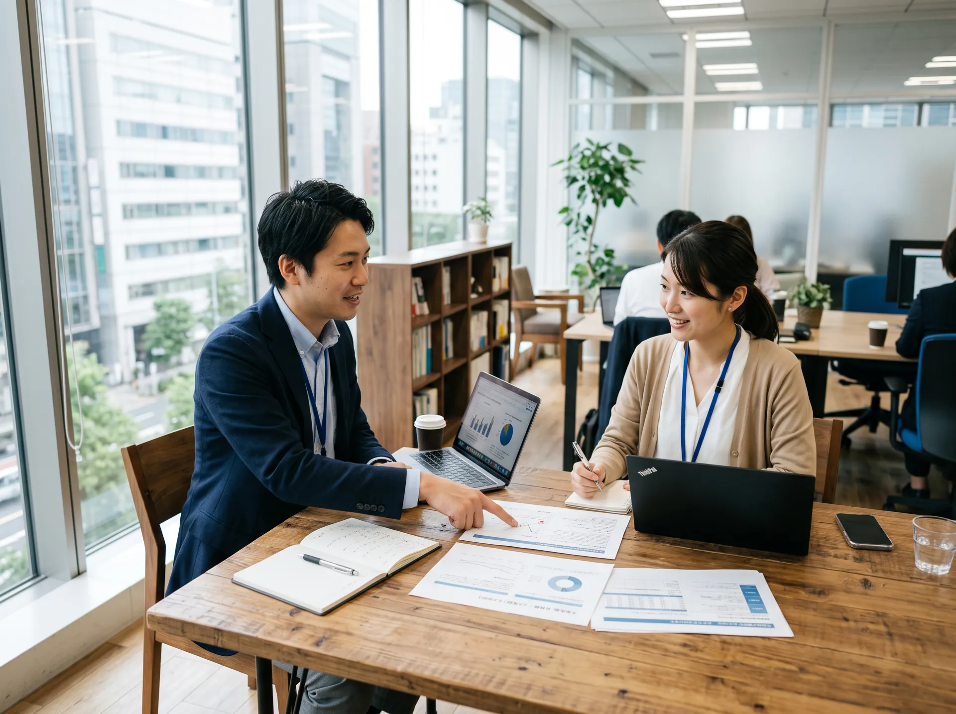 資料を広げて打ち合わせをしている様子