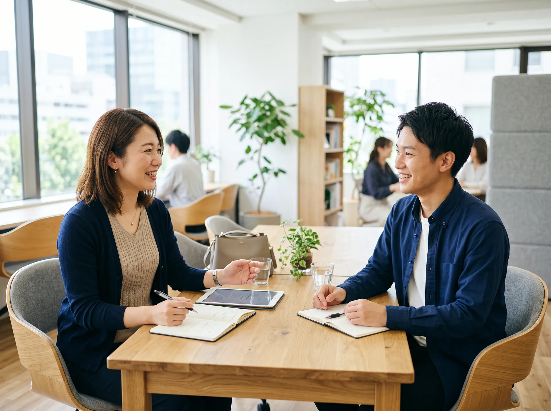 キャリアアドバイザーが求職者の相談に笑顔で応じている様子
