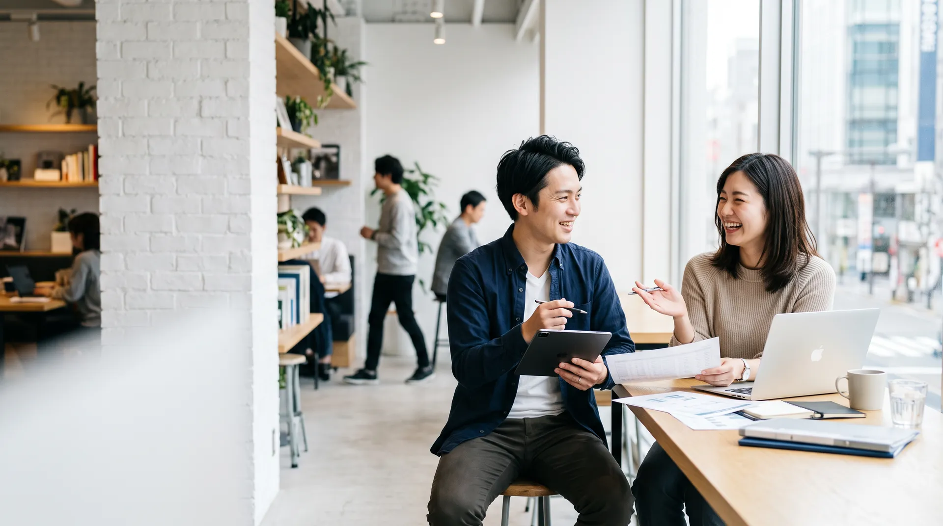 法人担当者と握手する営業スタッフ