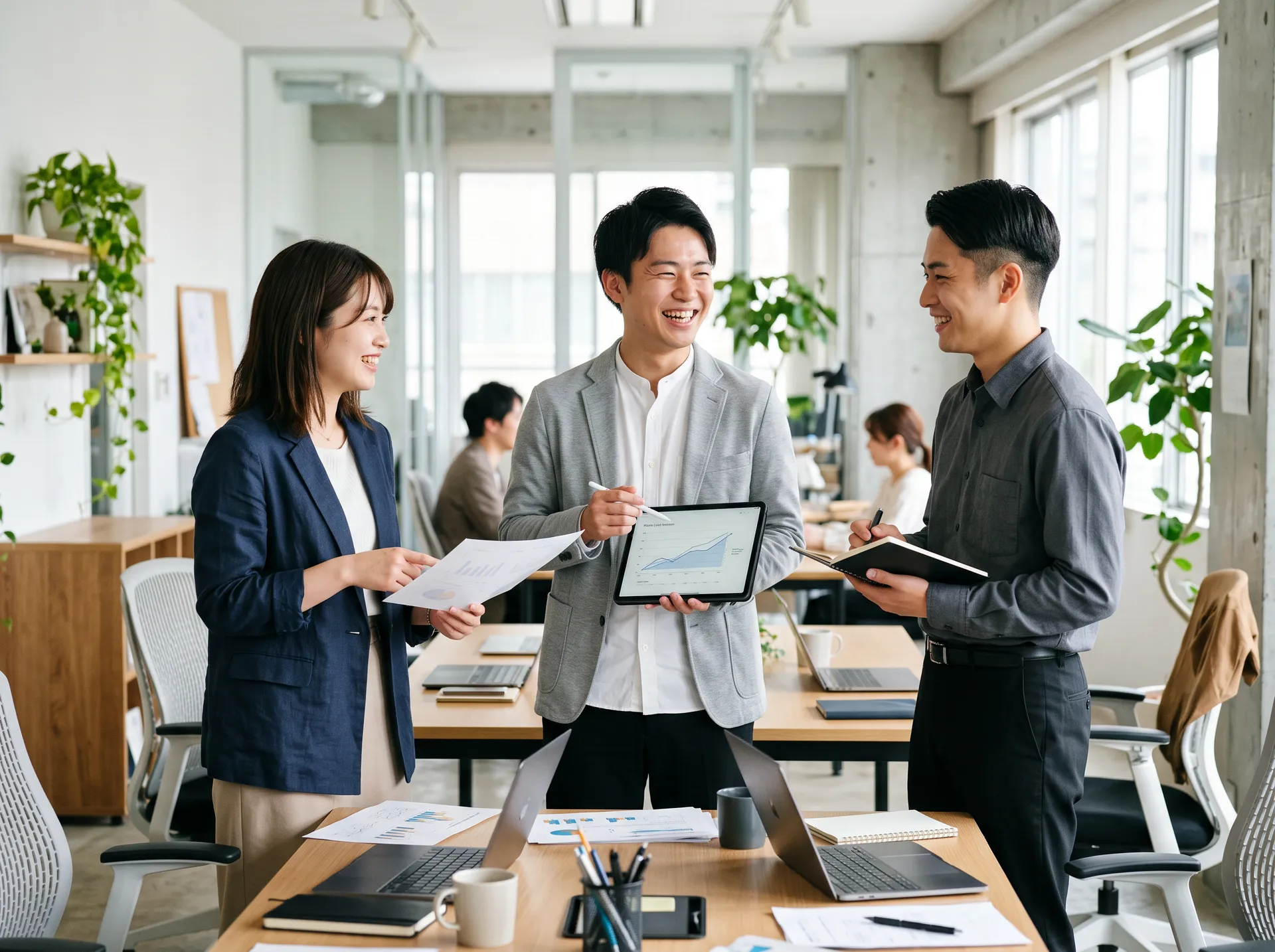 提案資料を確認する営業スタッフ