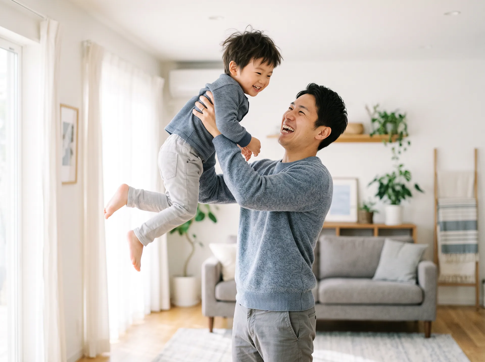 笑顔の父親と子供