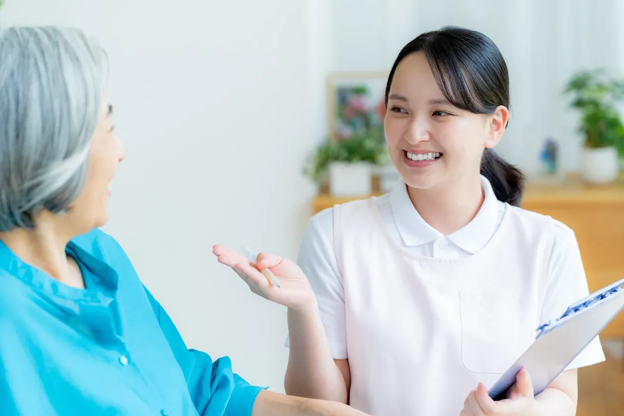 看護師が利用者と笑顔で話す様子