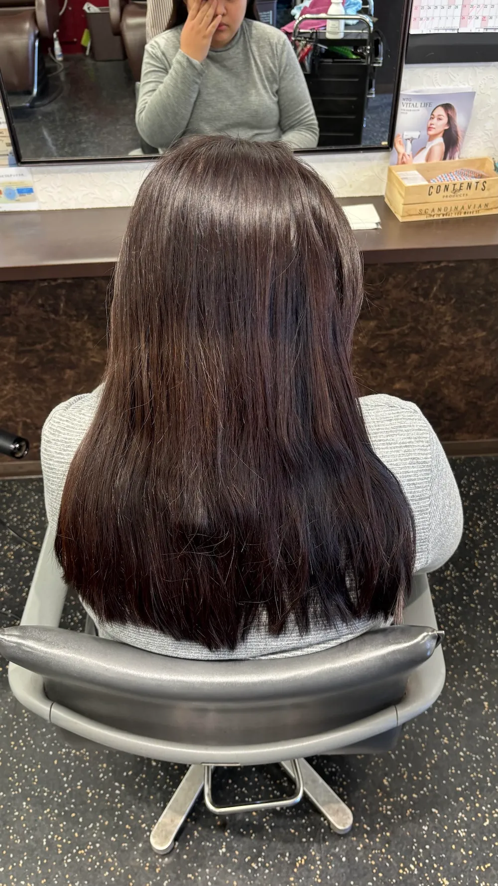 うねりと広がりを整えたロングヘアの施術前の写真
