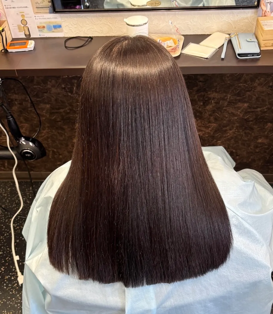 うねりと広がりを整えたロングヘアの施術後の写真
