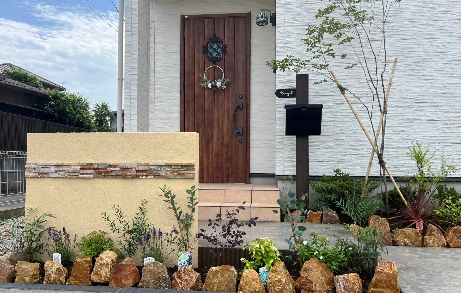 M'S HOUSEが施工した住宅の門柱、植栽、アプローチ