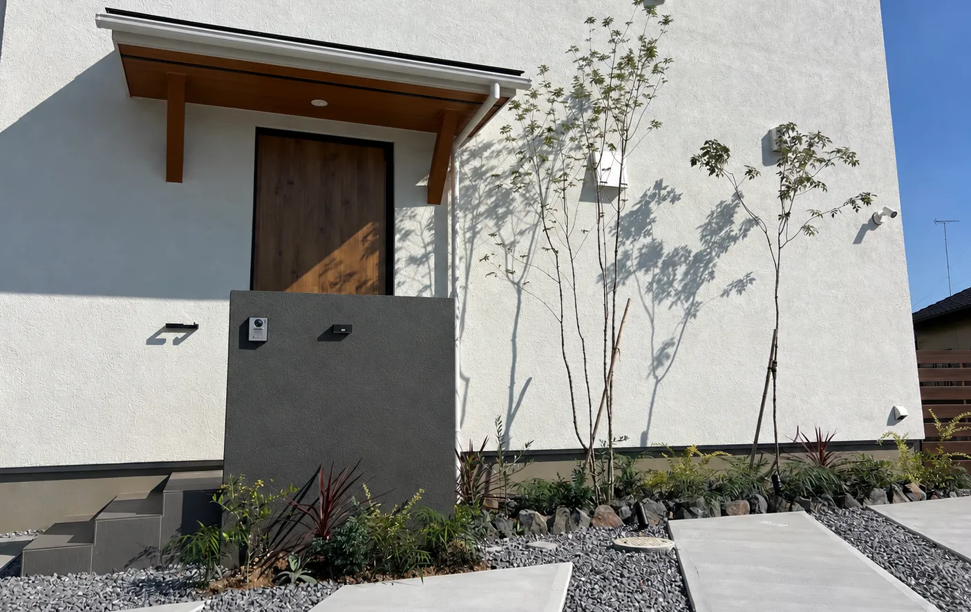M'S HOUSEが施工した住宅の門柱、植栽、アプローチ