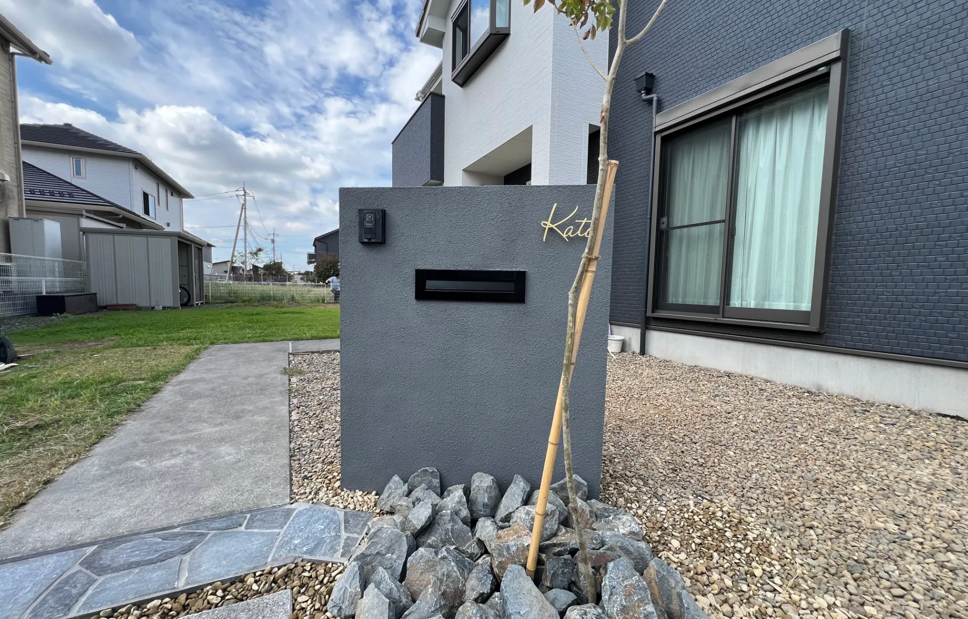 M'S HOUSEが施工した住宅の門柱、植栽、アプローチ