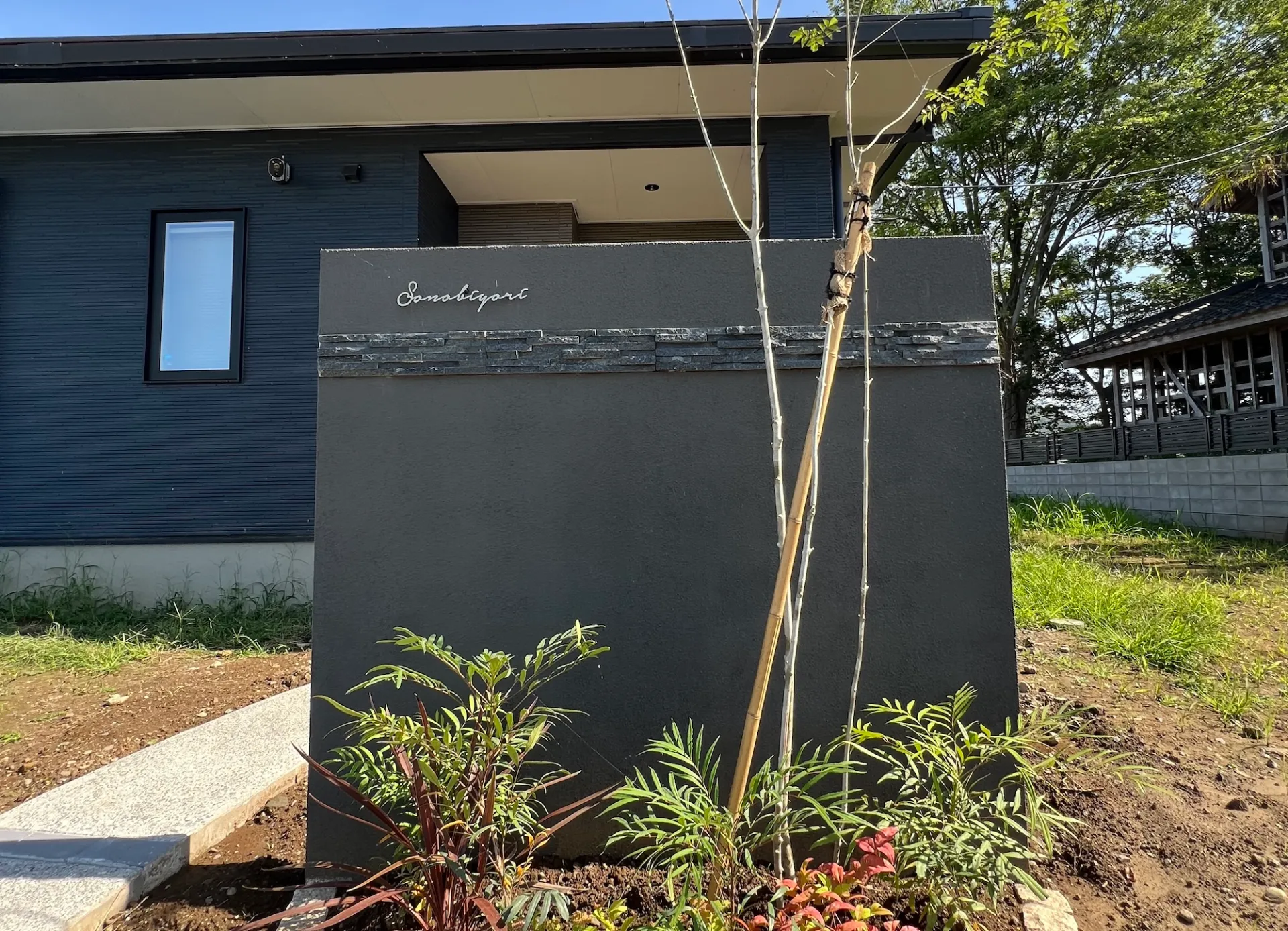 M'S HOUSEが施工した住宅の門柱、植栽、アプローチ