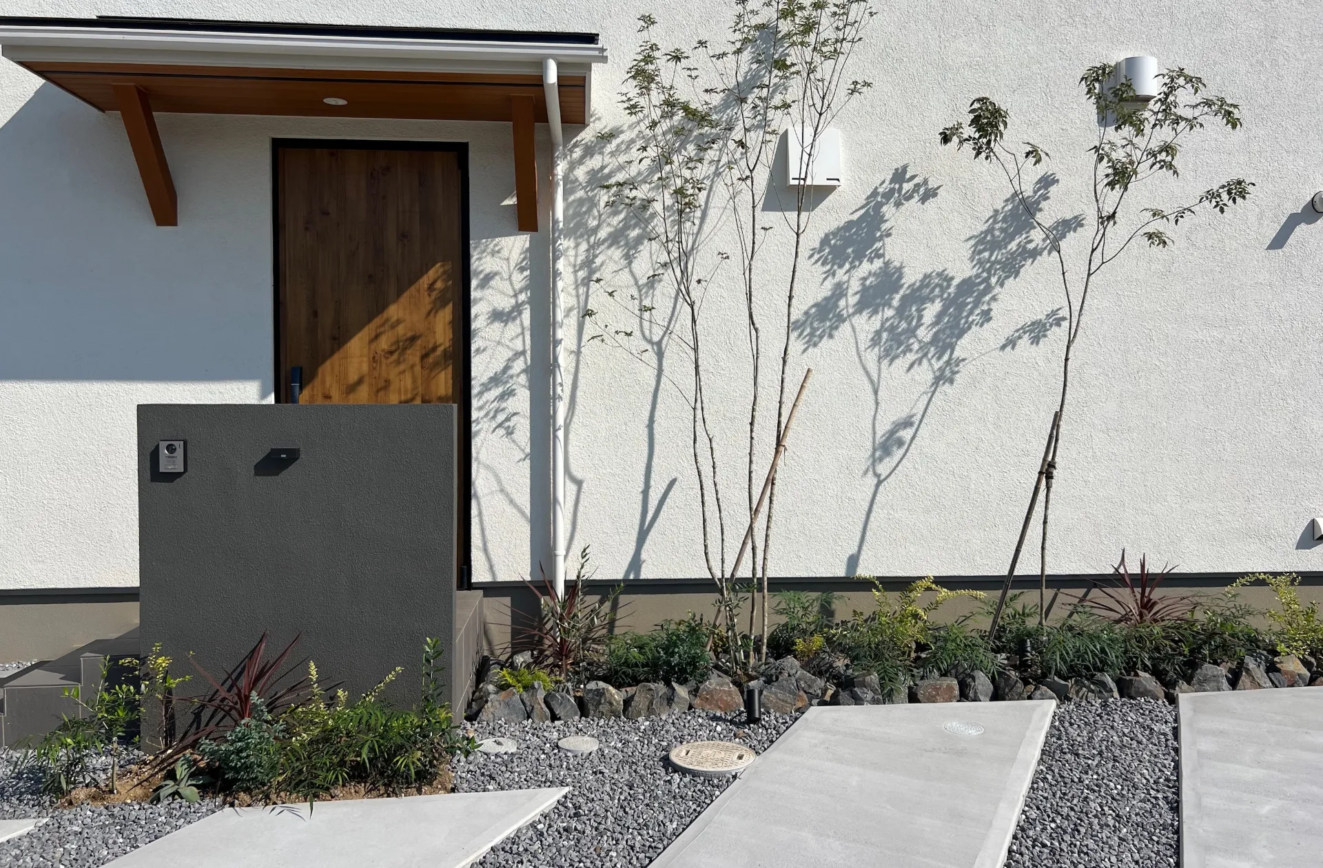 M'S HOUSEが施工した住宅の門柱、植栽、アプローチ