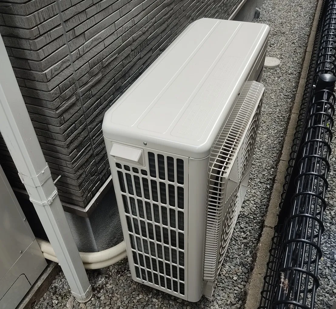 住宅脇に設置された給湯設備の室外機