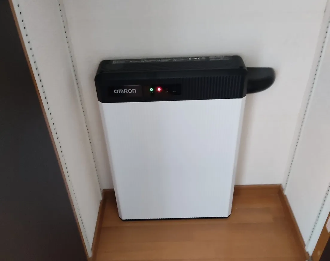 収納スペースに設置された蓄電池