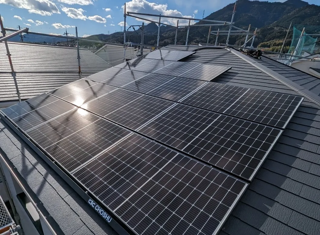 山間の住宅に設置された太陽光パネル