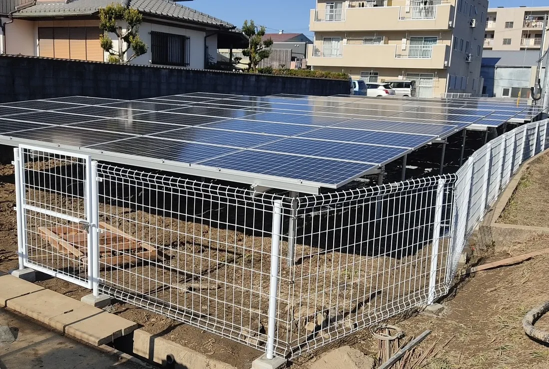 敷地内の架台に設置された太陽光パネル