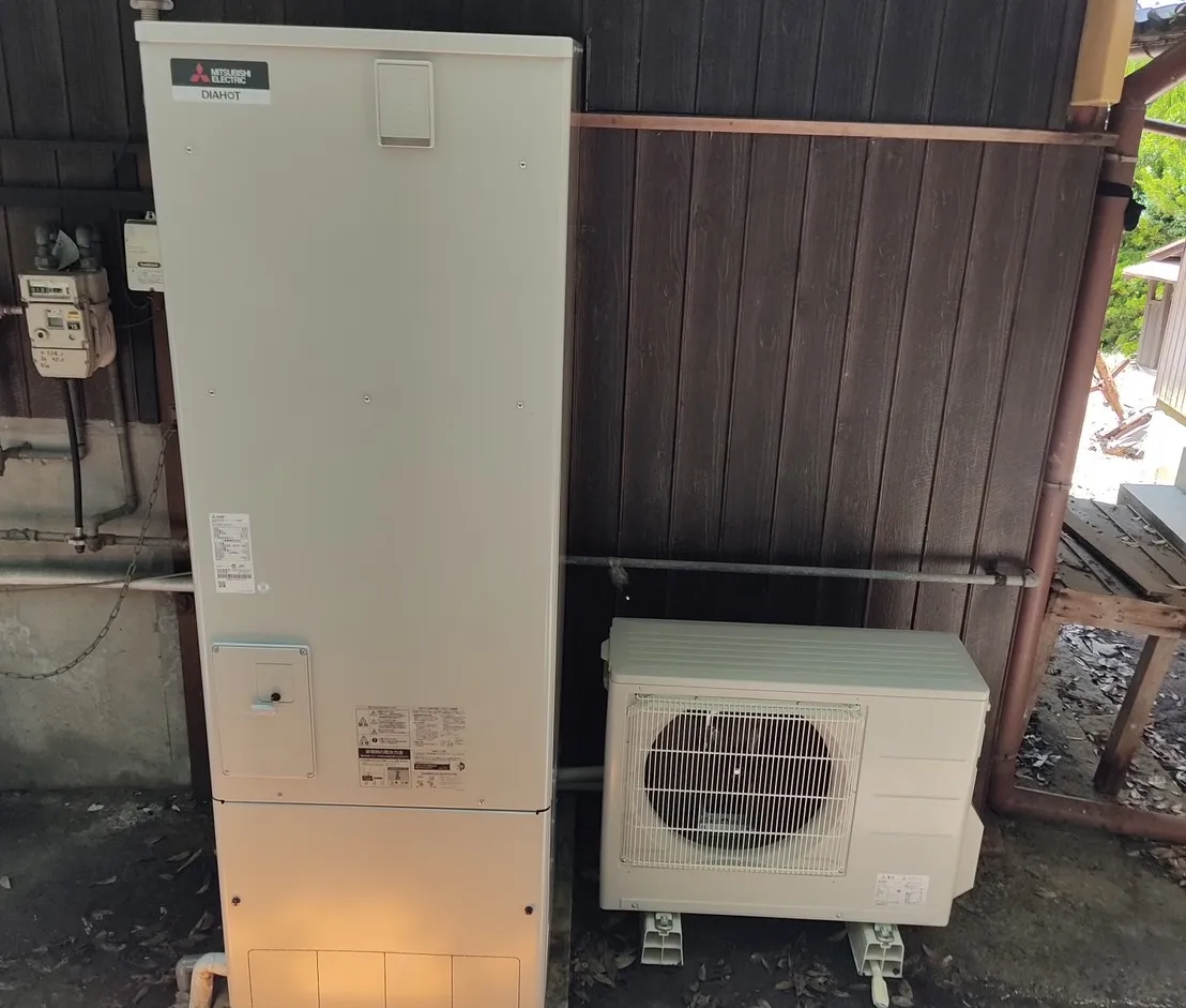 住宅に設置された給湯タンクと室外機