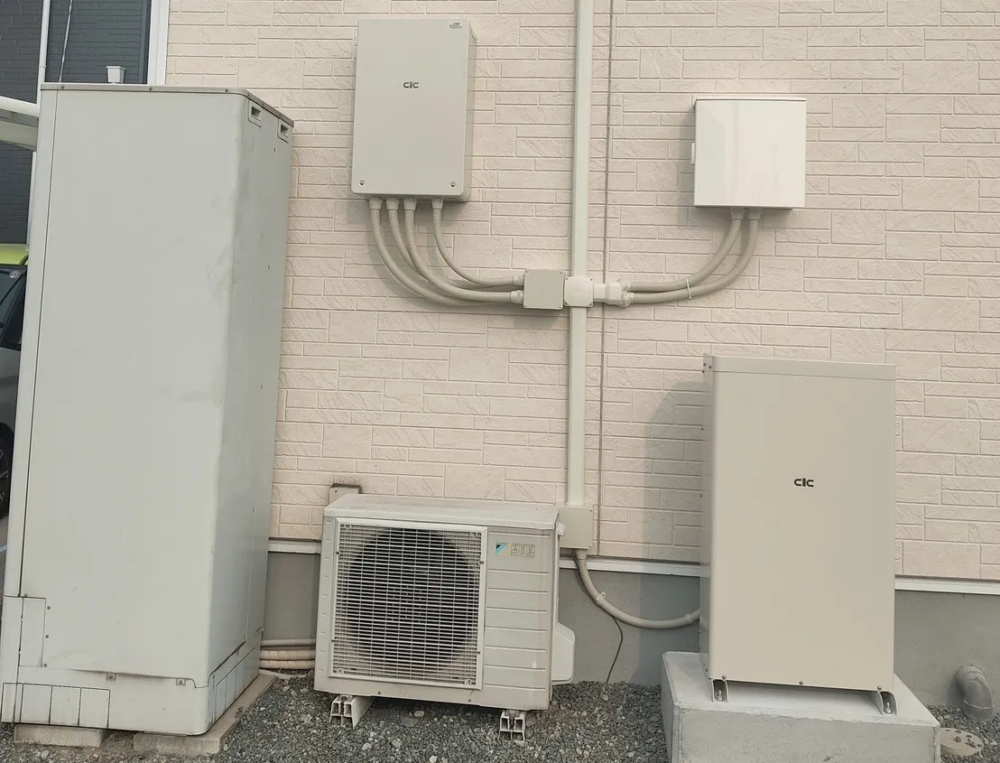 住宅の外壁に設置された蓄電設備