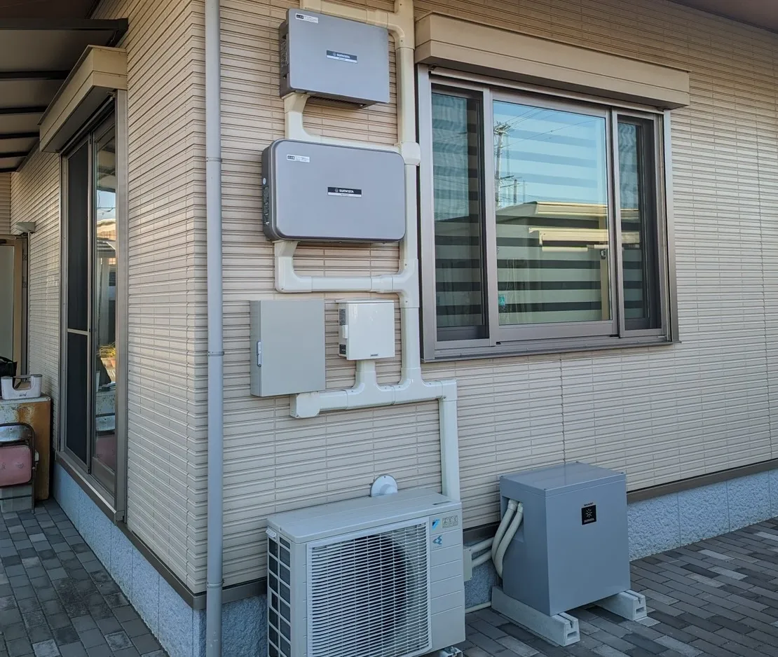 住宅外壁に設置された蓄電システム