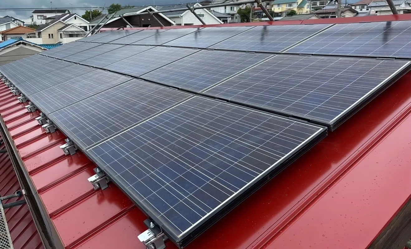 金属屋根に設置された太陽光パネル