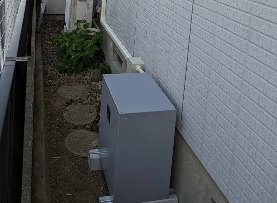 住宅脇の狭いスペースに設置された蓄電池