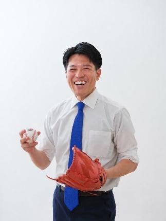 ボールとグラブを手にする中川まさのり