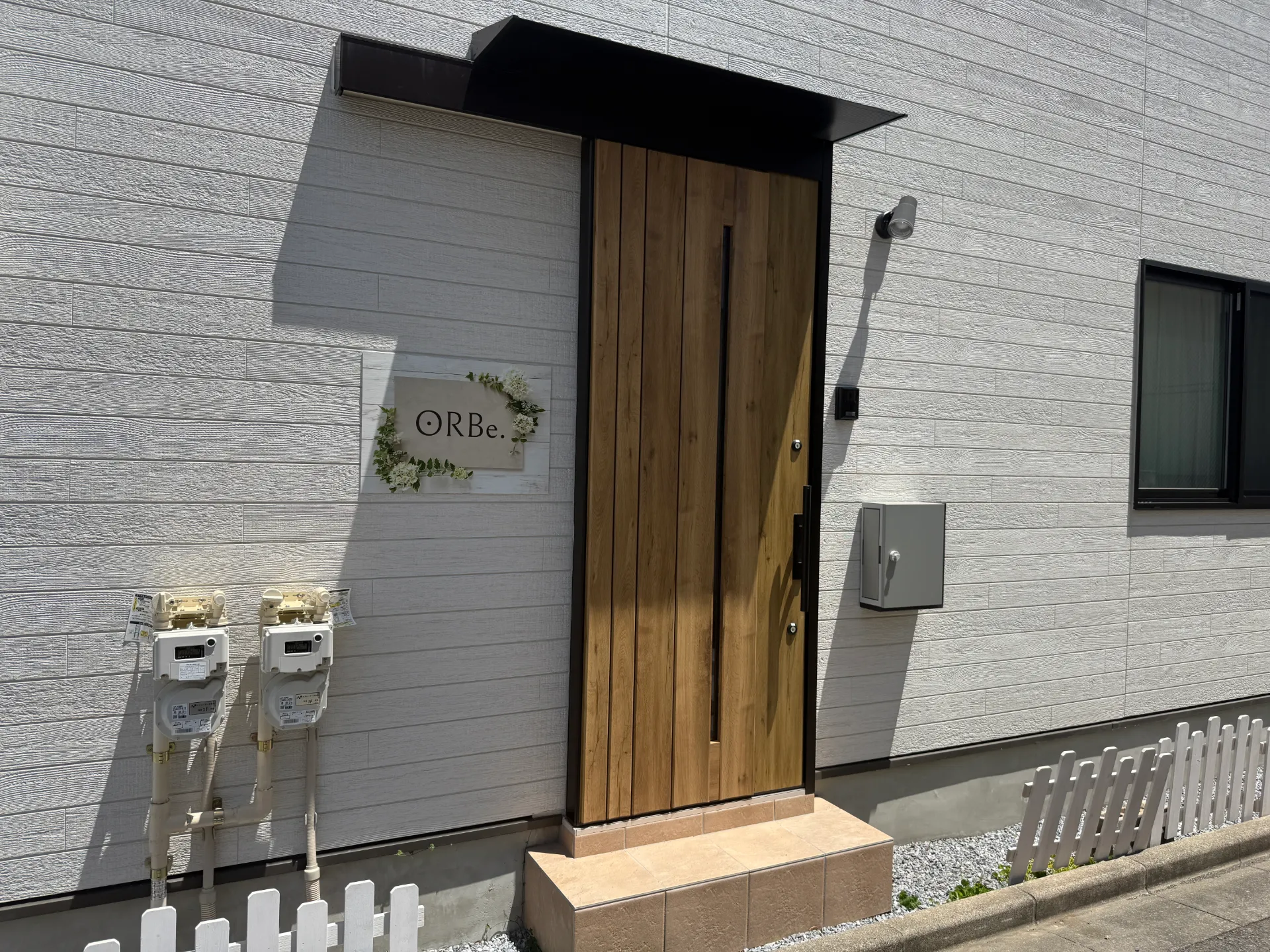 ORBe.の看板がある木製の入口