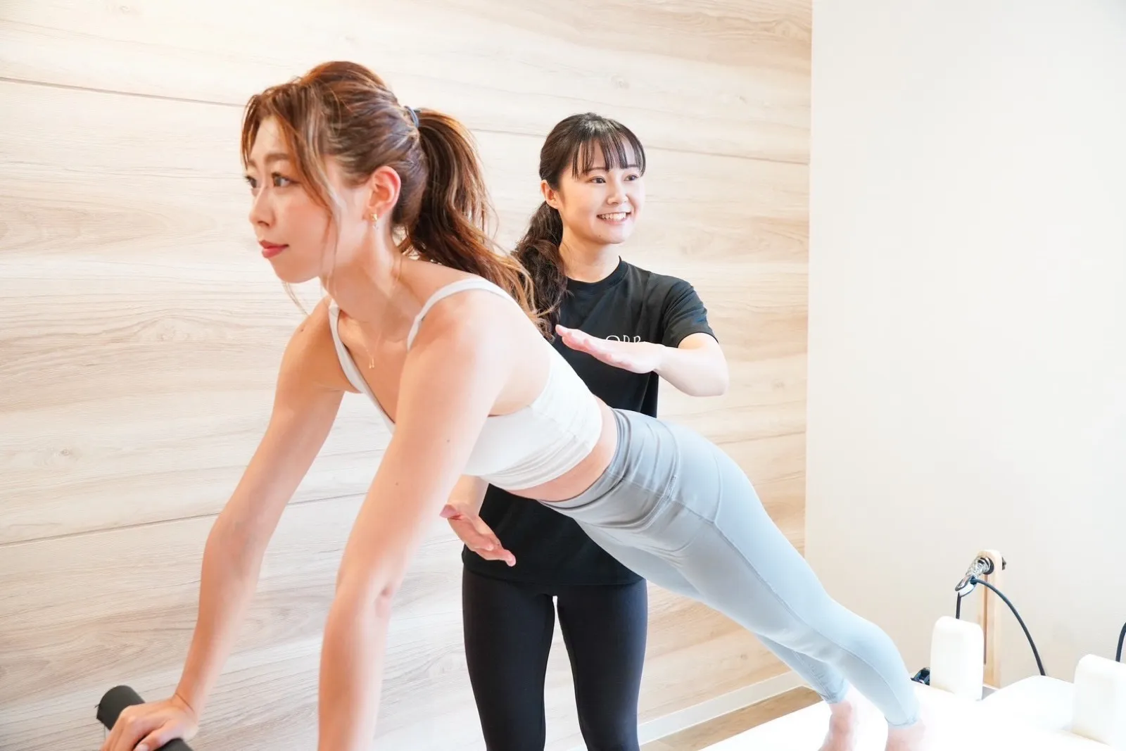 トレーナーがそばで動きを確認するレッスン風景