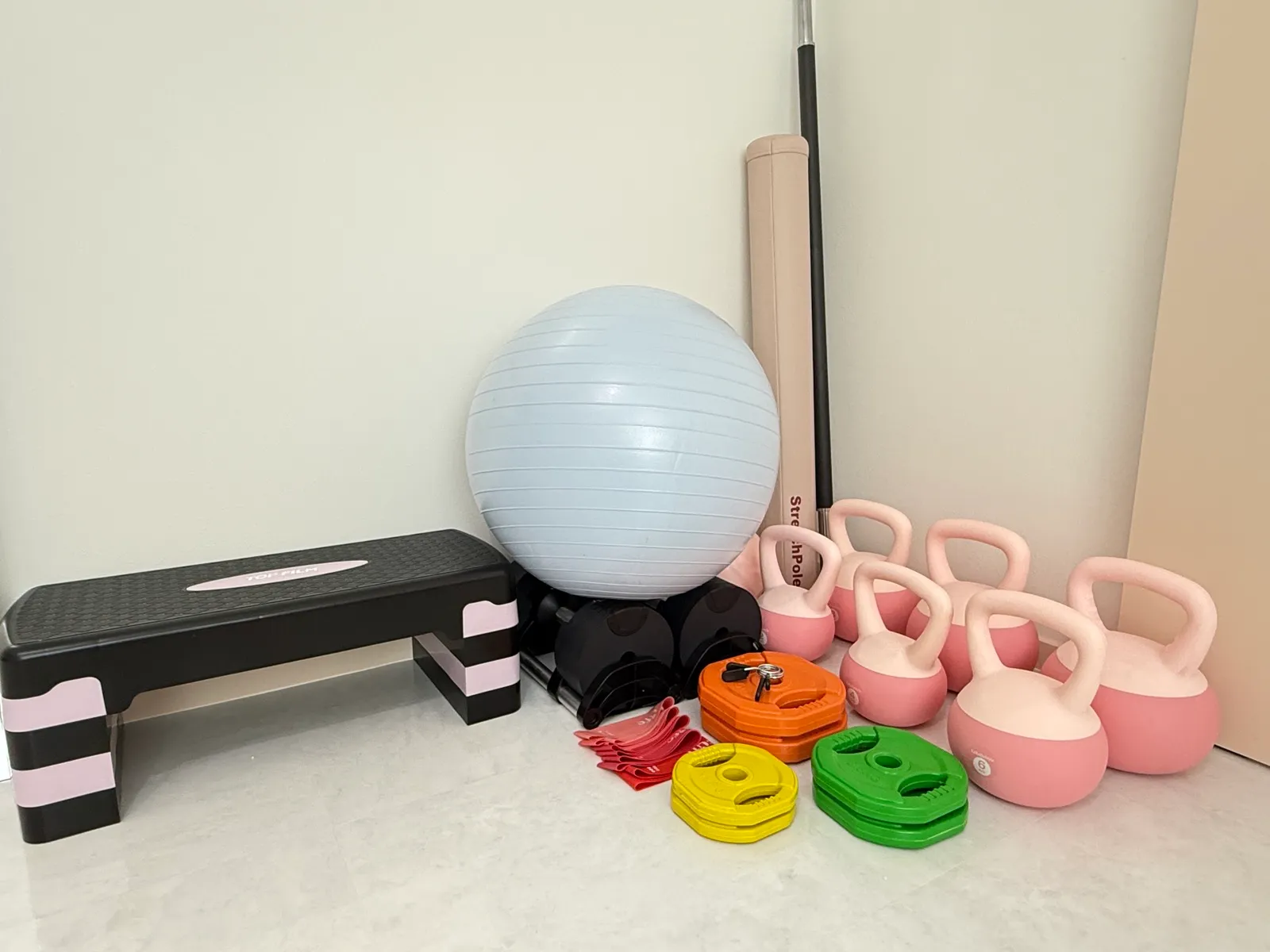 ダンベルやボールなどのトレーニング用品