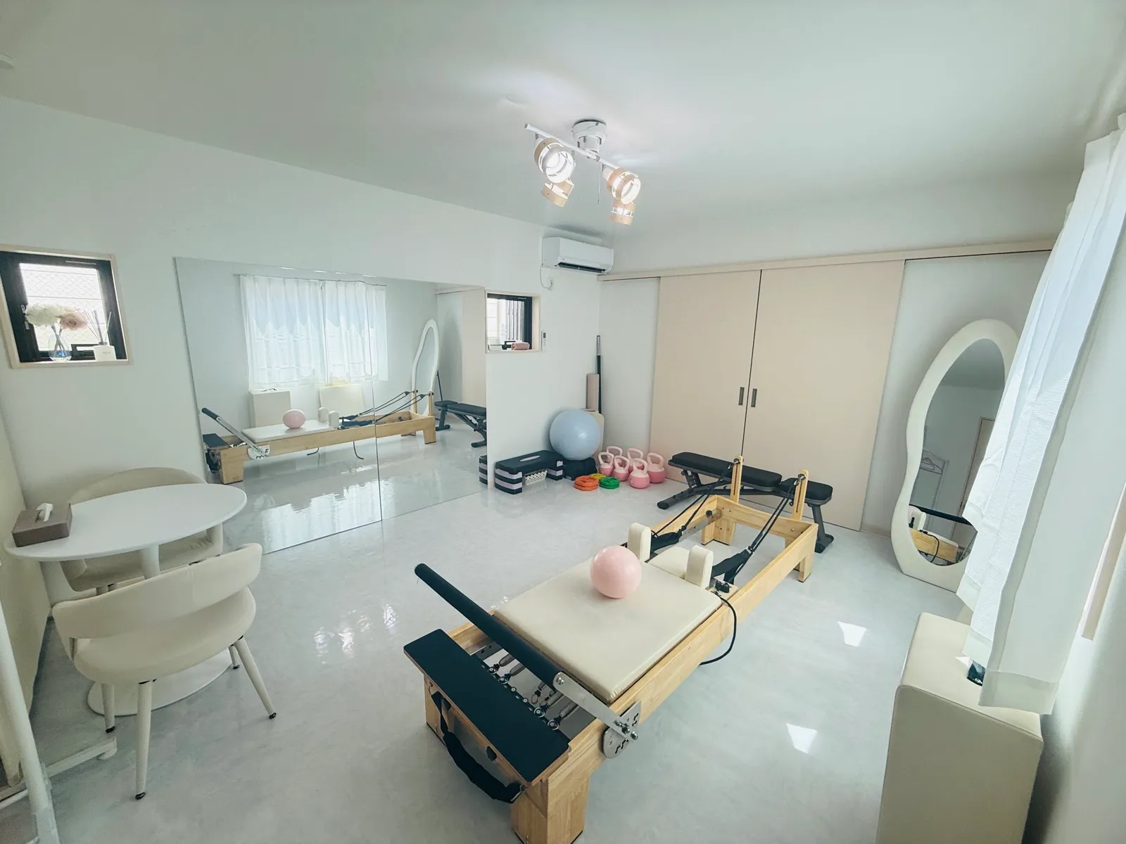 個室スタジオの室内とピラティスマシン