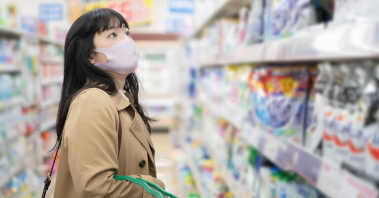 小売店で商品を見る買い物客