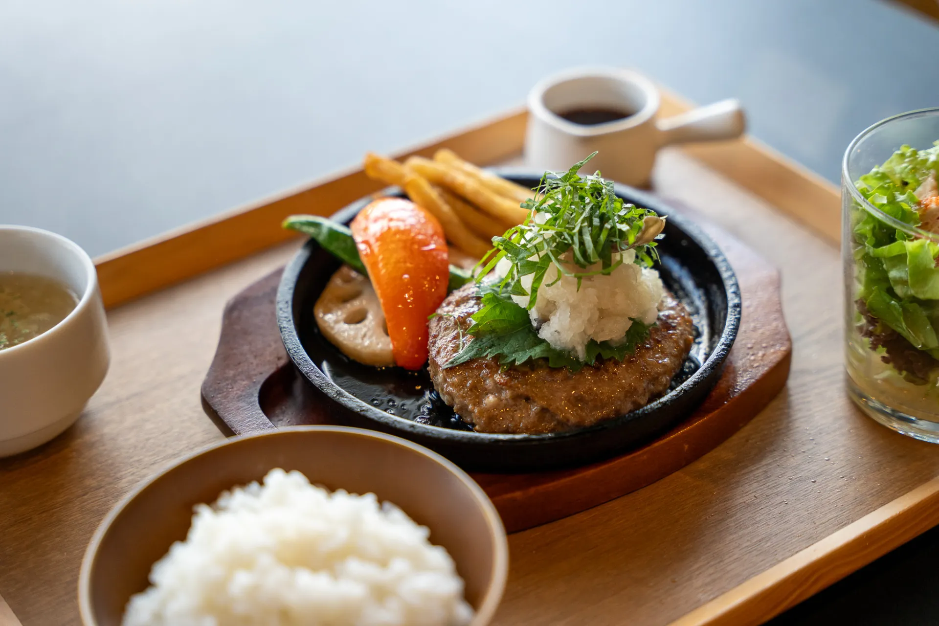 鉄板に盛り付けた料理のアップ