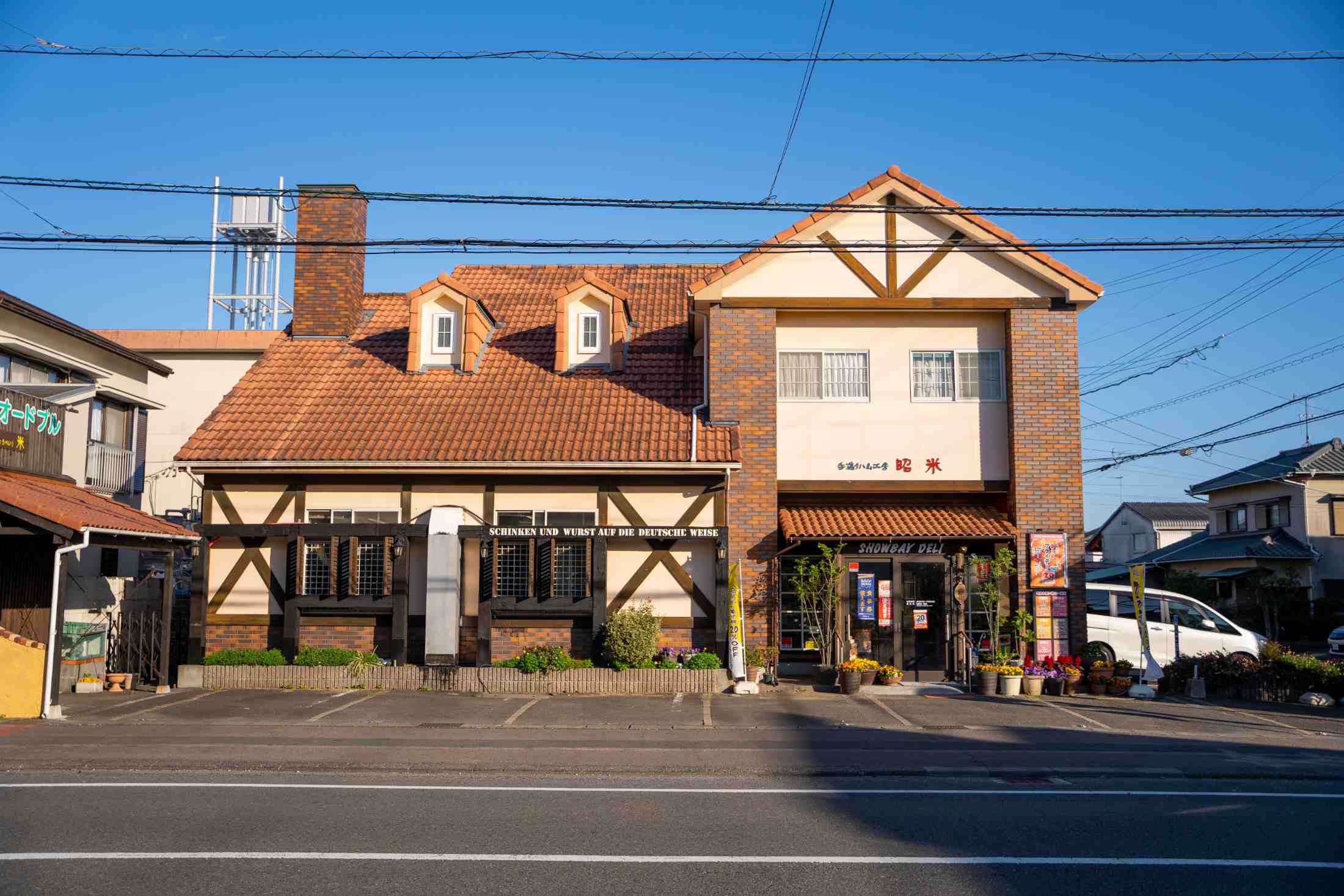 青空とレンガ屋根の店舗外観