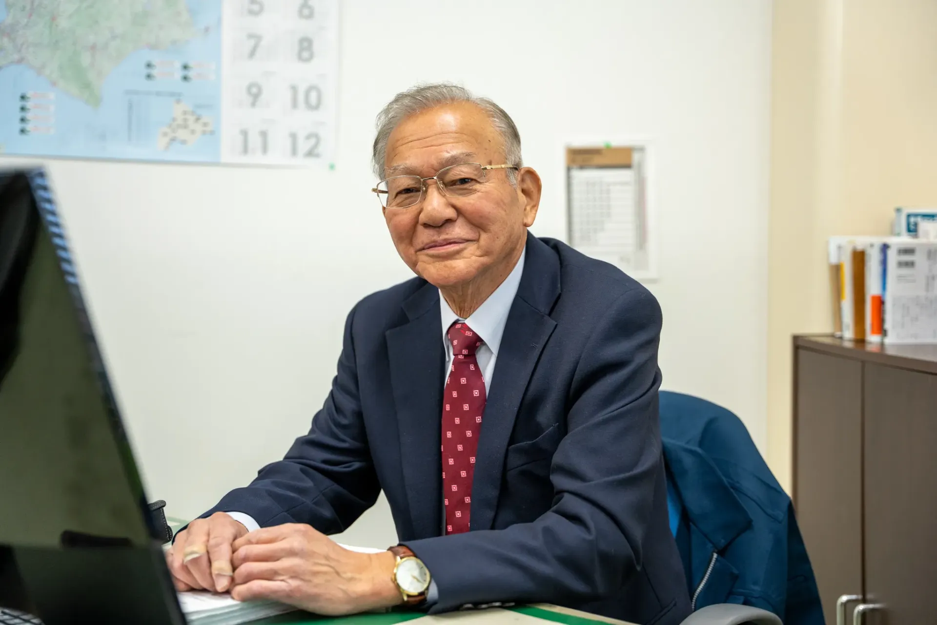 オフィスで作業する経営者