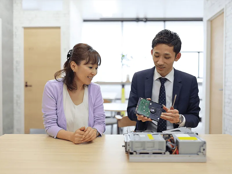 パソコンの状態を確認して説明する様子