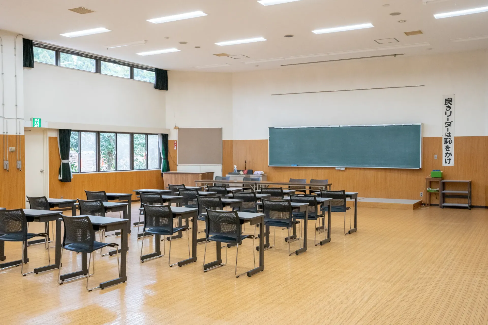 机と椅子が並ぶ教室