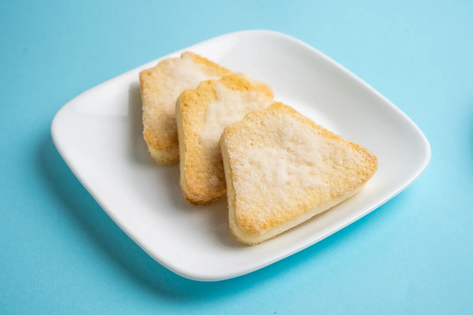 白い皿に盛った焼き菓子