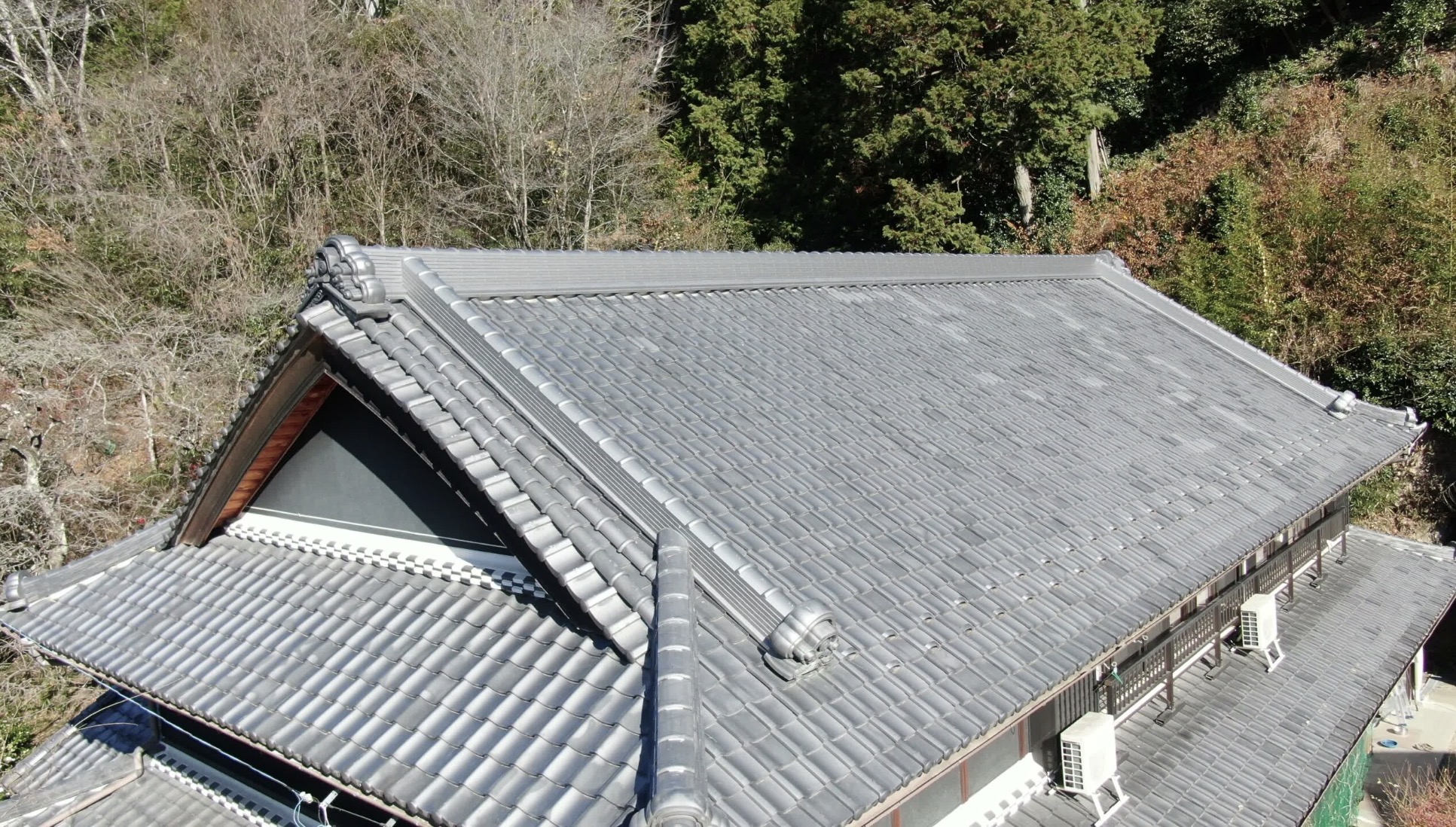 上空から見た瓦屋根の全景