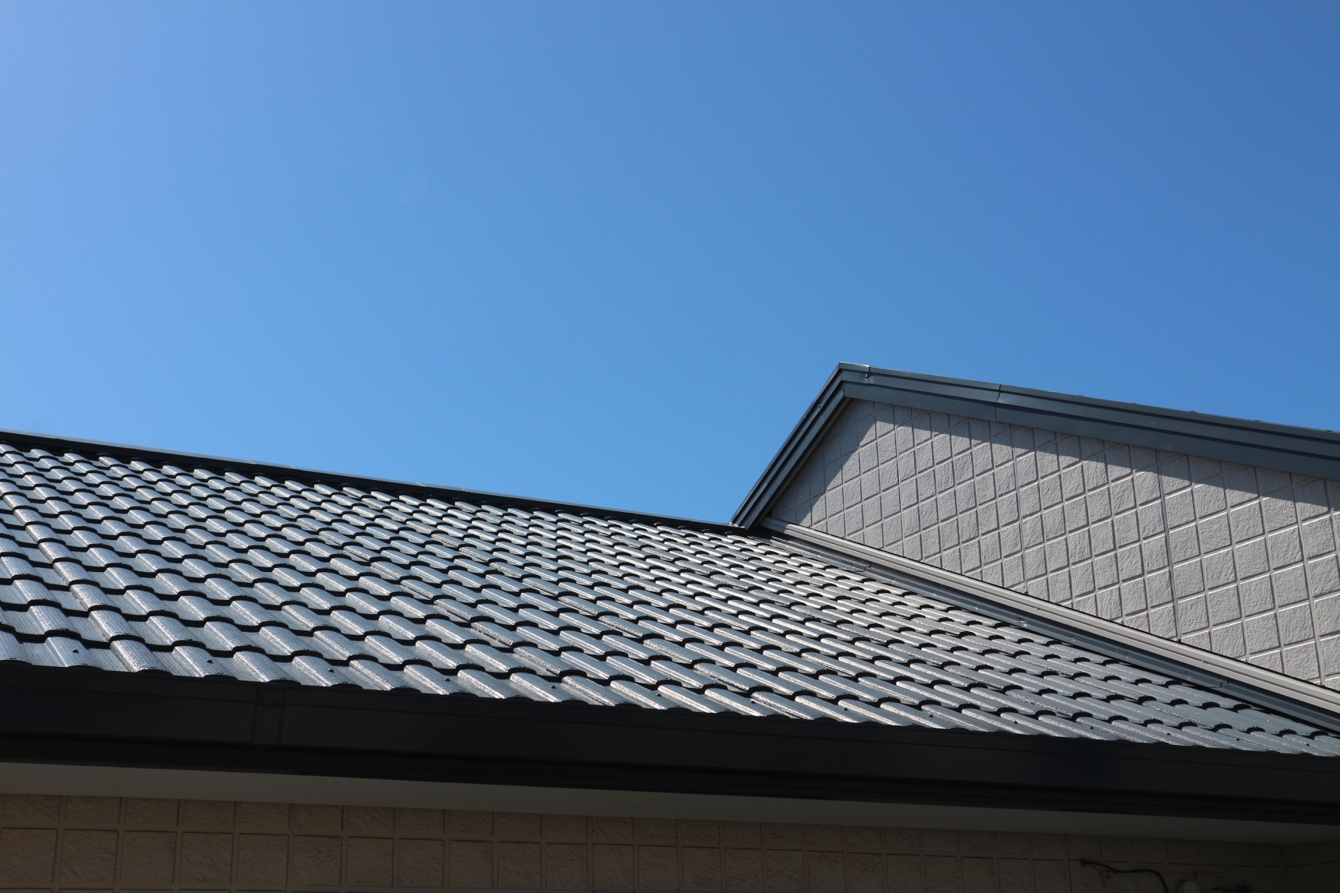 屋根葺き替え工事の施工風景
