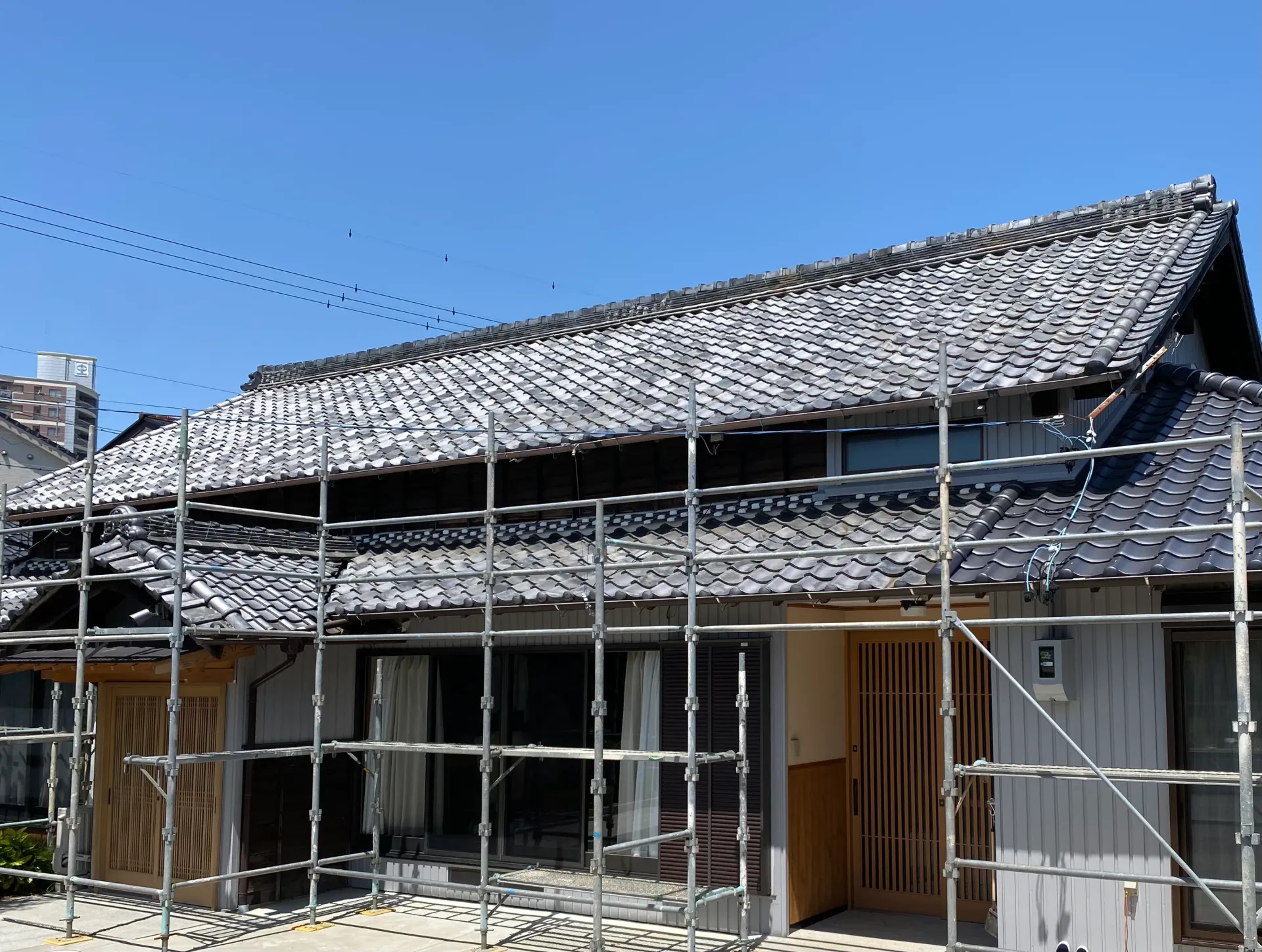 屋根の状態を確認する様子