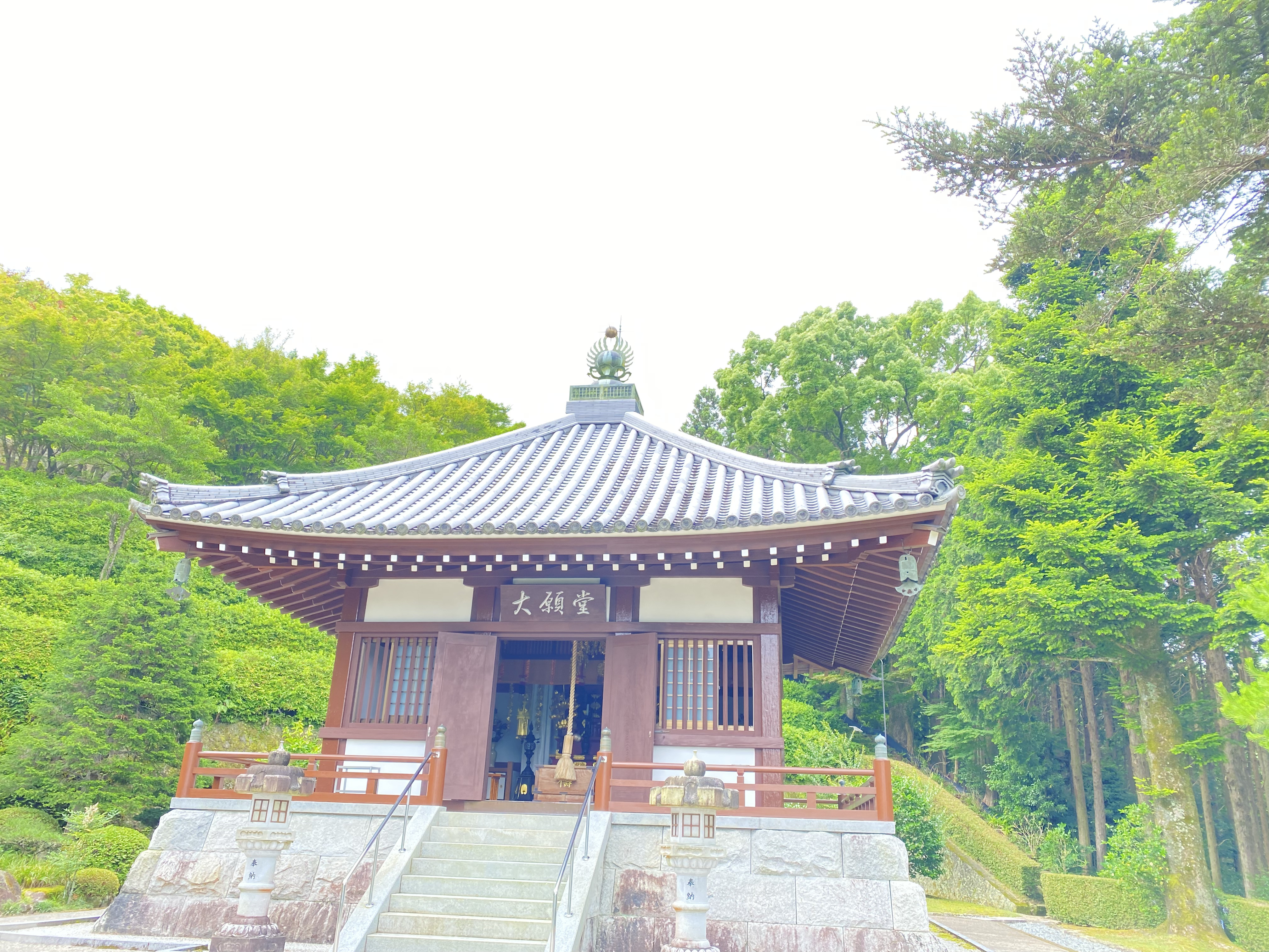 職人による伝統的な瓦葺き作業