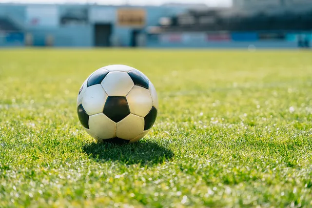 サッカーイベントでプレーする参加者
