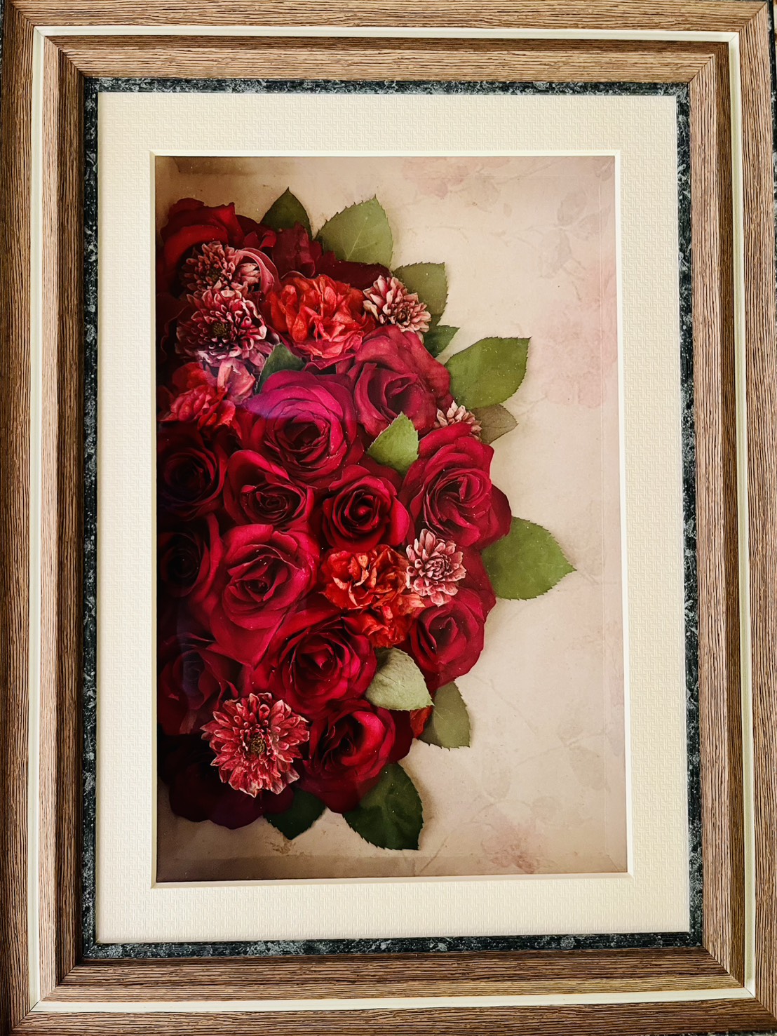 赤薔薇の押し花額の制作例