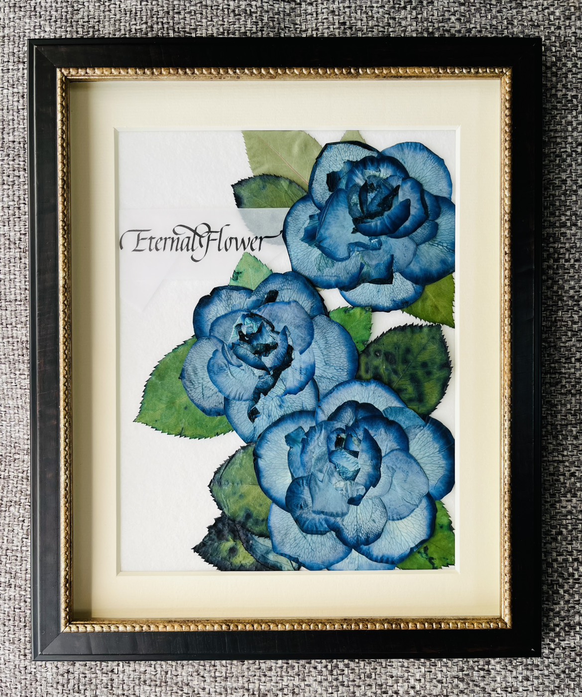 青い薔薇の押し花額の制作例