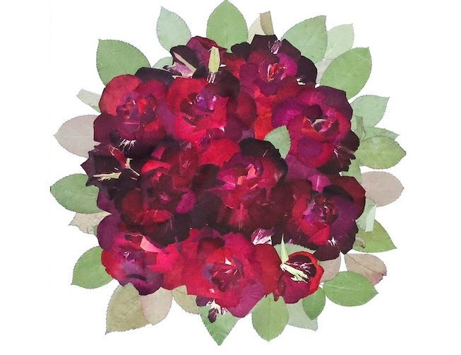 押し花の花びらを組み立てている手元のクローズアップ