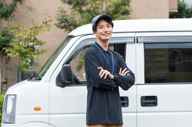 物流倉庫で荷物を確認する様子