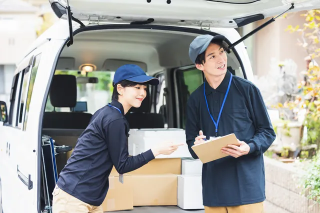配送車の荷室を整理する様子