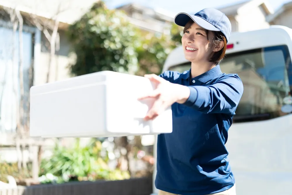住宅街で荷物を届ける様子