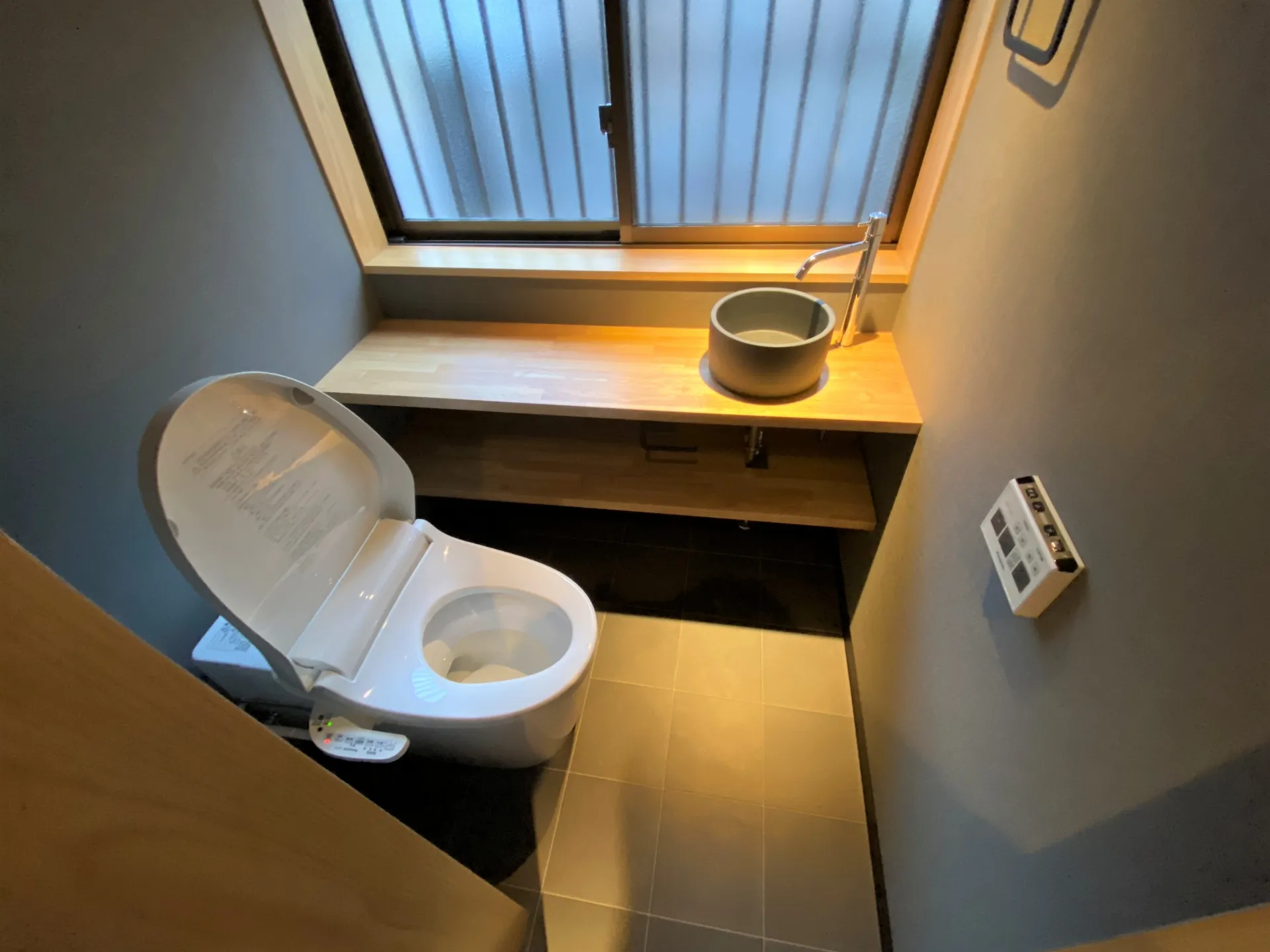 手洗いカウンター付きのモダンなトイレ空間